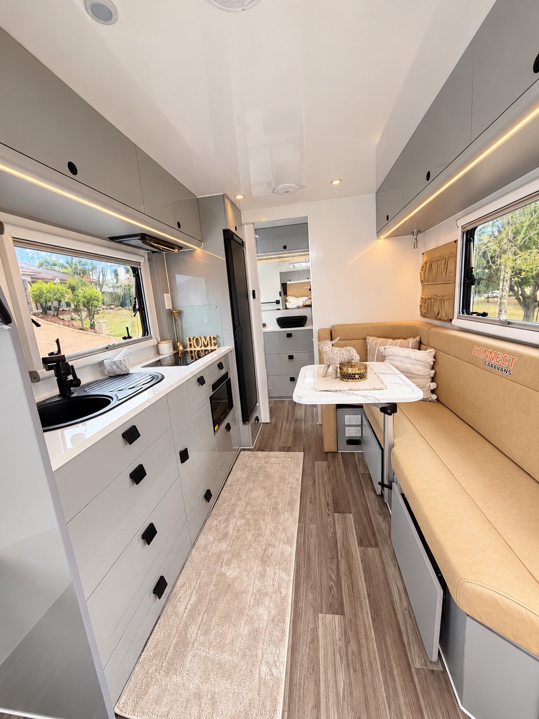 T17.5 Modern — Kitchen and dining area