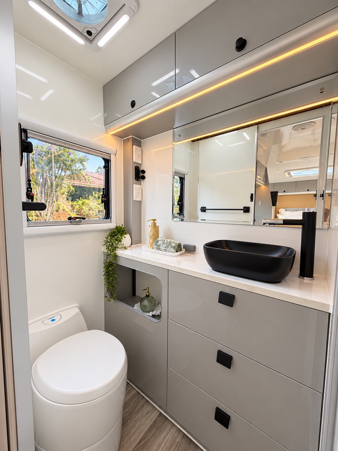 T17.5 Modern — Bathroom with toilet and vanity