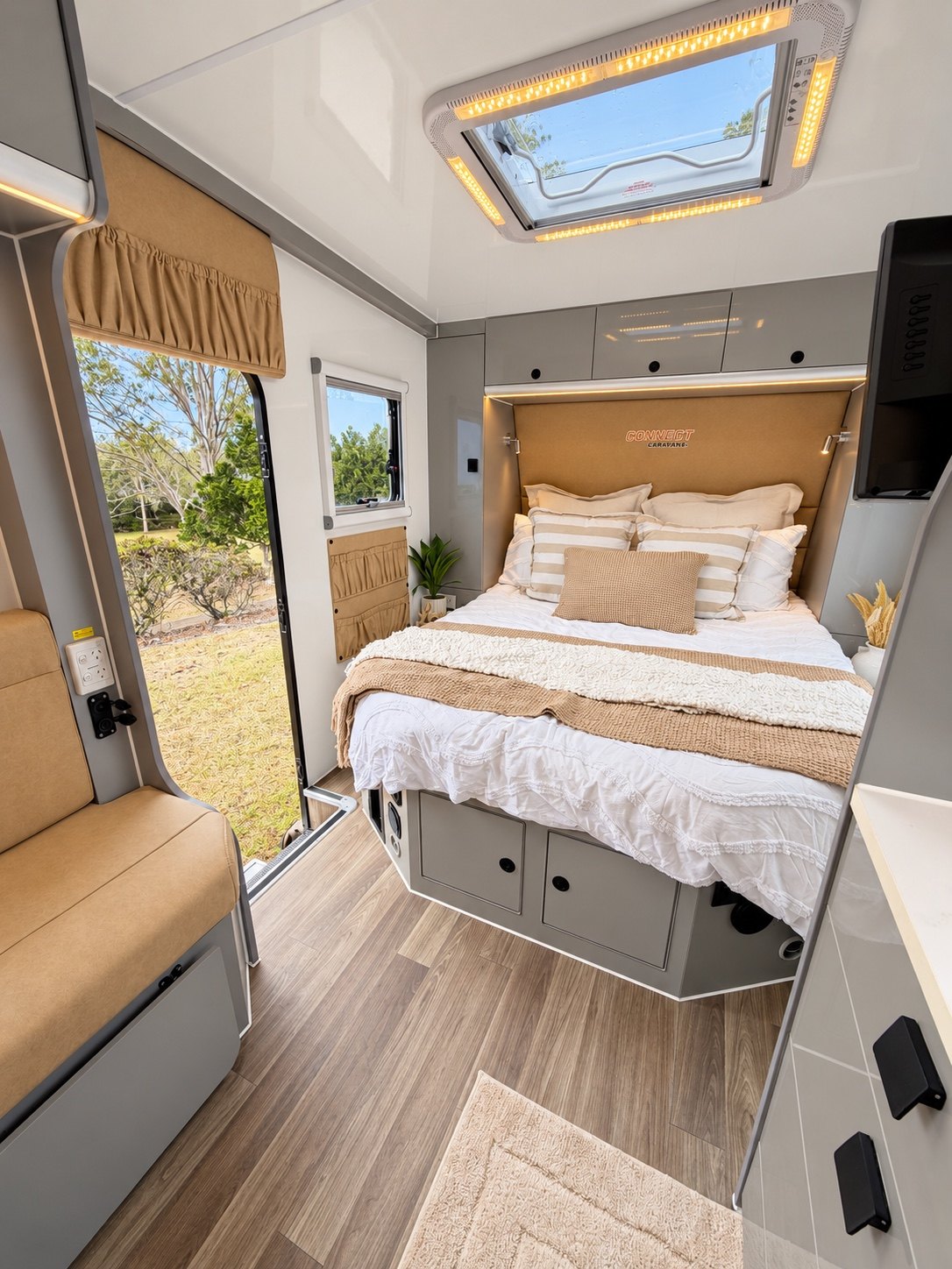 T17.5 Modern — Bedroom and lounge